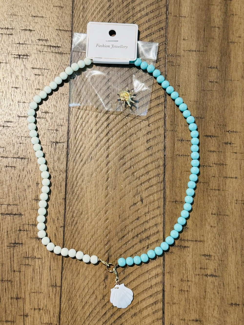 🌺NWT Turquoise and Cream Beaded Necklace with Seashell & Gold Sunburst Charms 🌊🐚